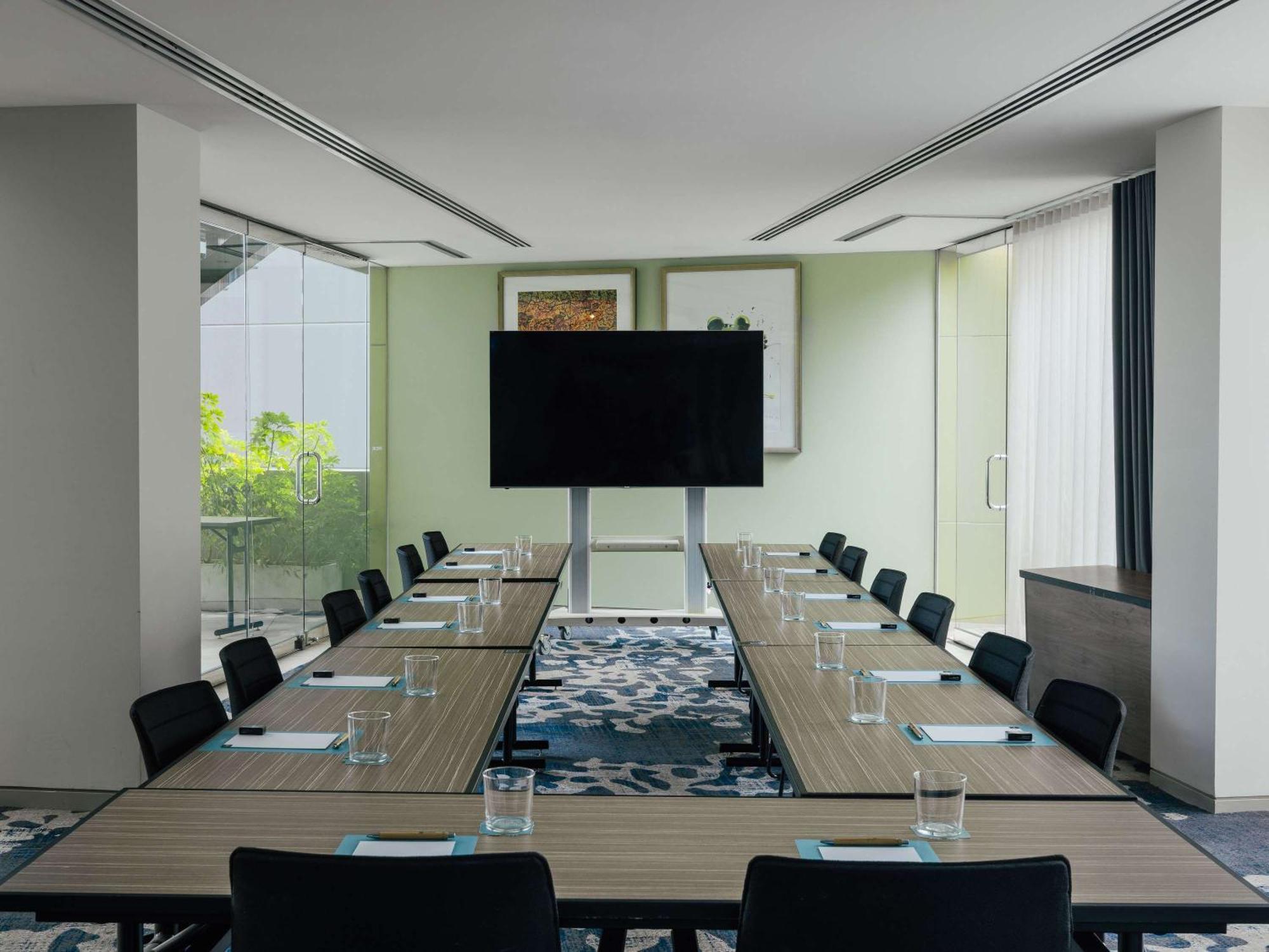 The Olsen Melbourne Art Series Kültér fotó Meeting room