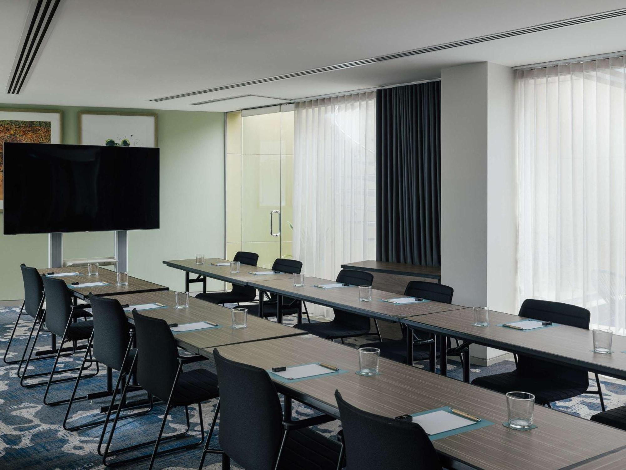 The Olsen Melbourne Art Series Kültér fotó Meeting room