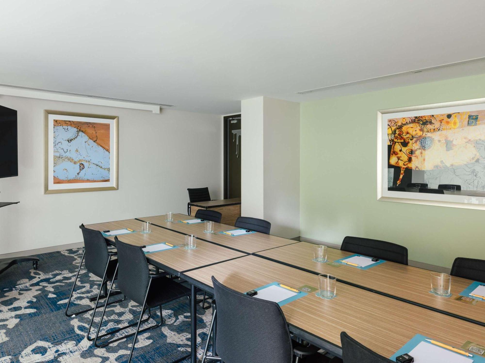 The Olsen Melbourne Art Series Kültér fotó Meeting room