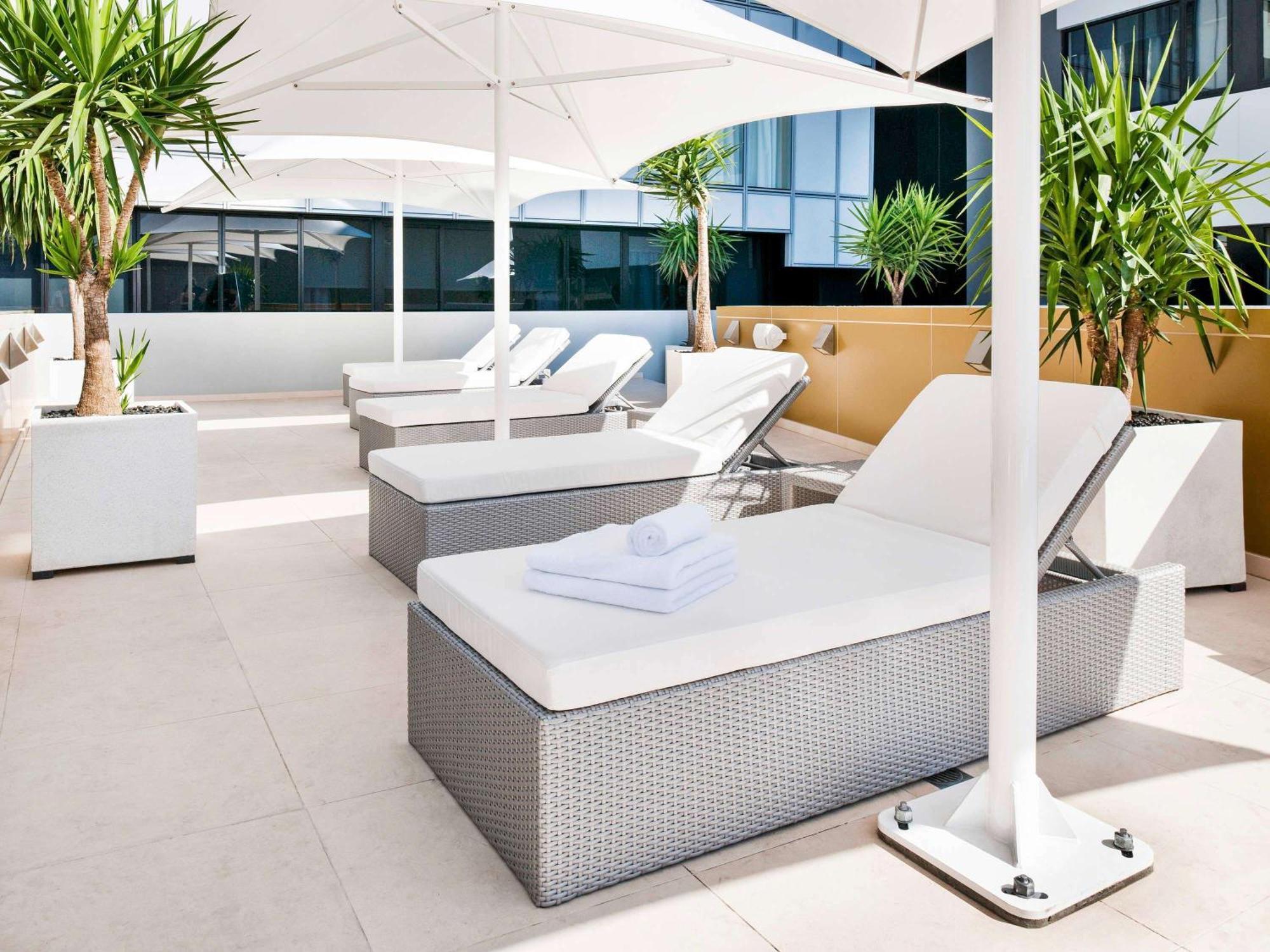 The Olsen Melbourne Art Series Kültér fotó The rooftop pool at the Hotel