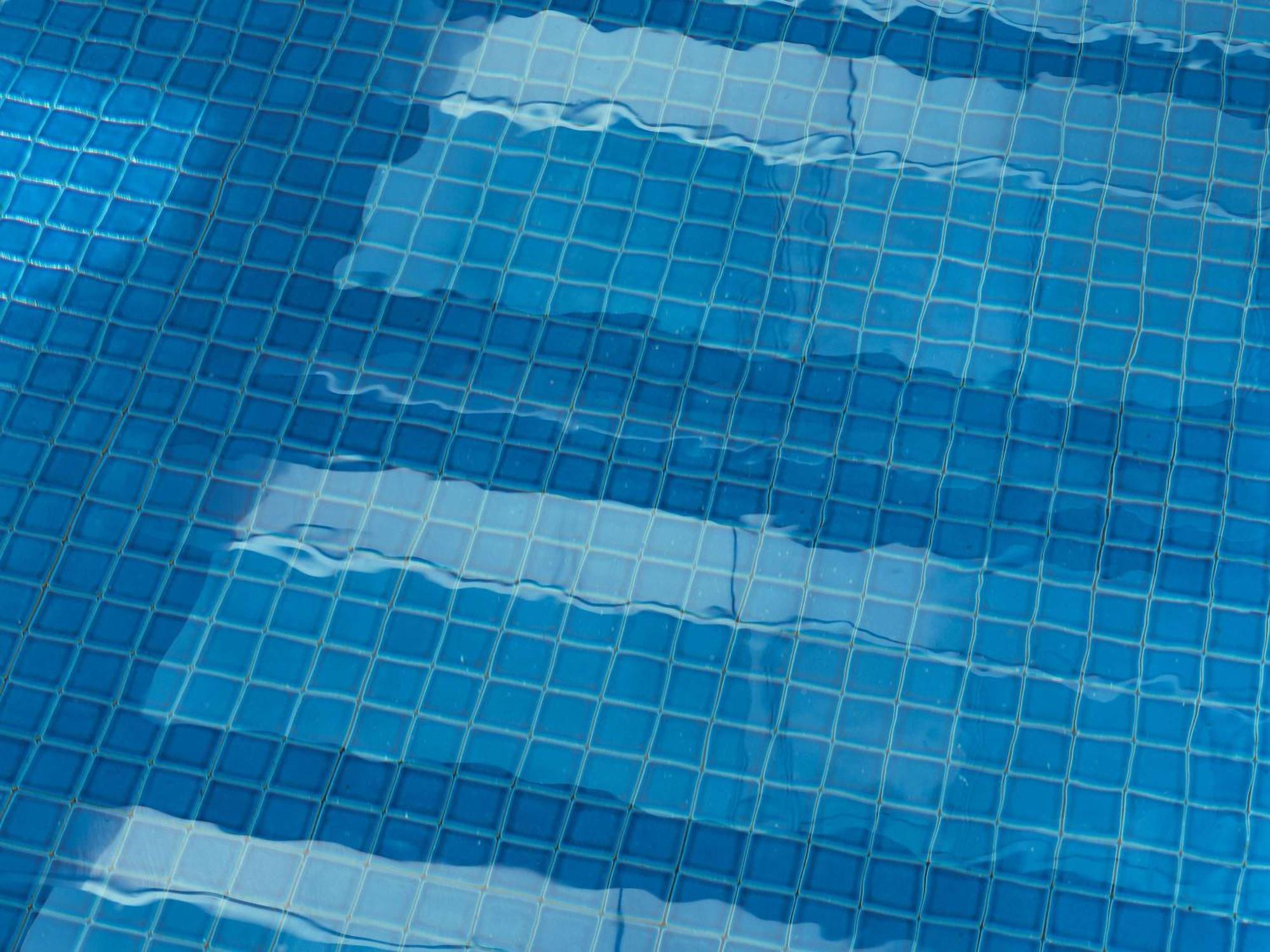 The Olsen Melbourne Art Series Kültér fotó A swimming pool with a damaged liner