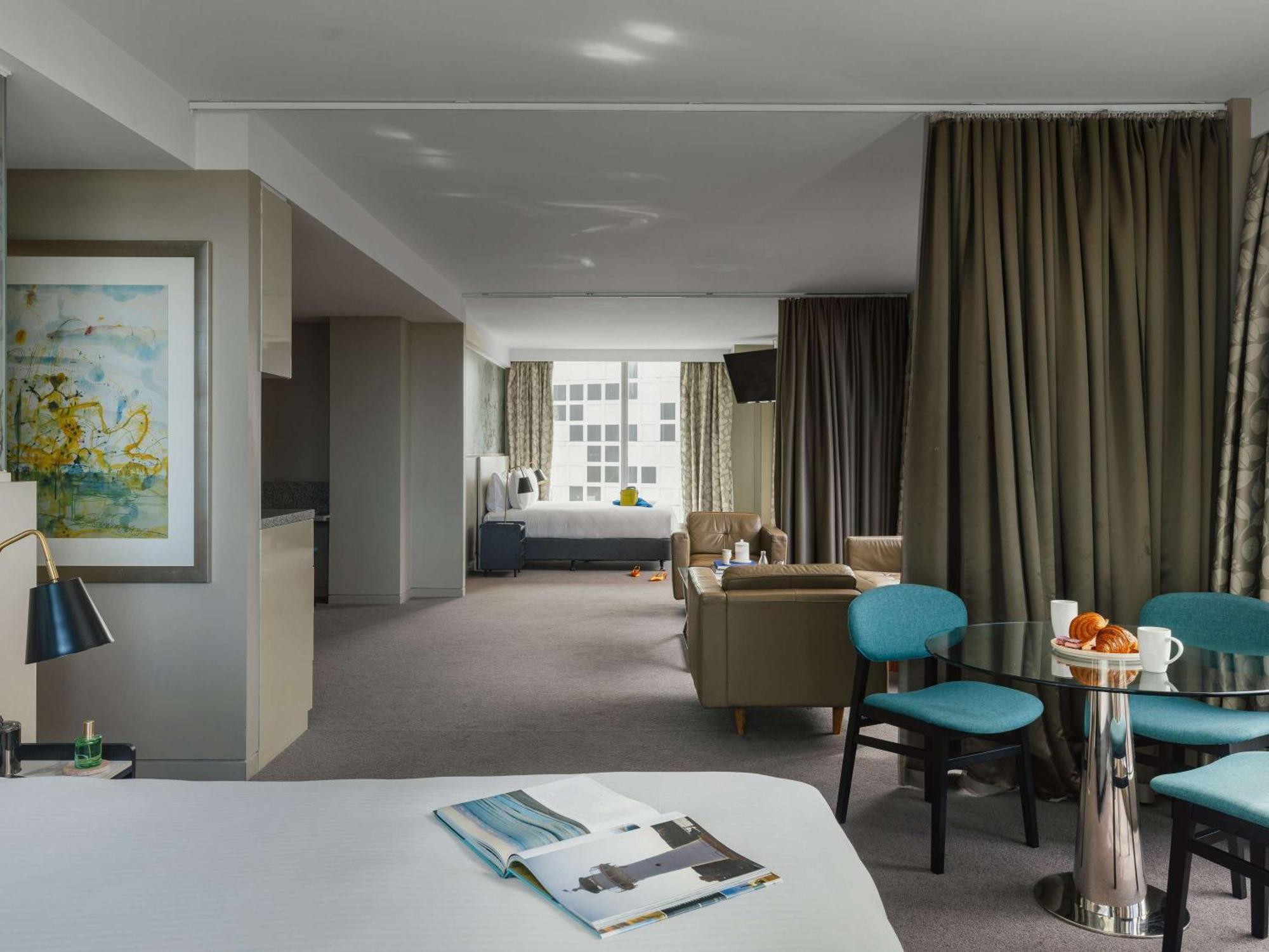 The Olsen Melbourne Art Series Kültér fotó A suite at the hotel