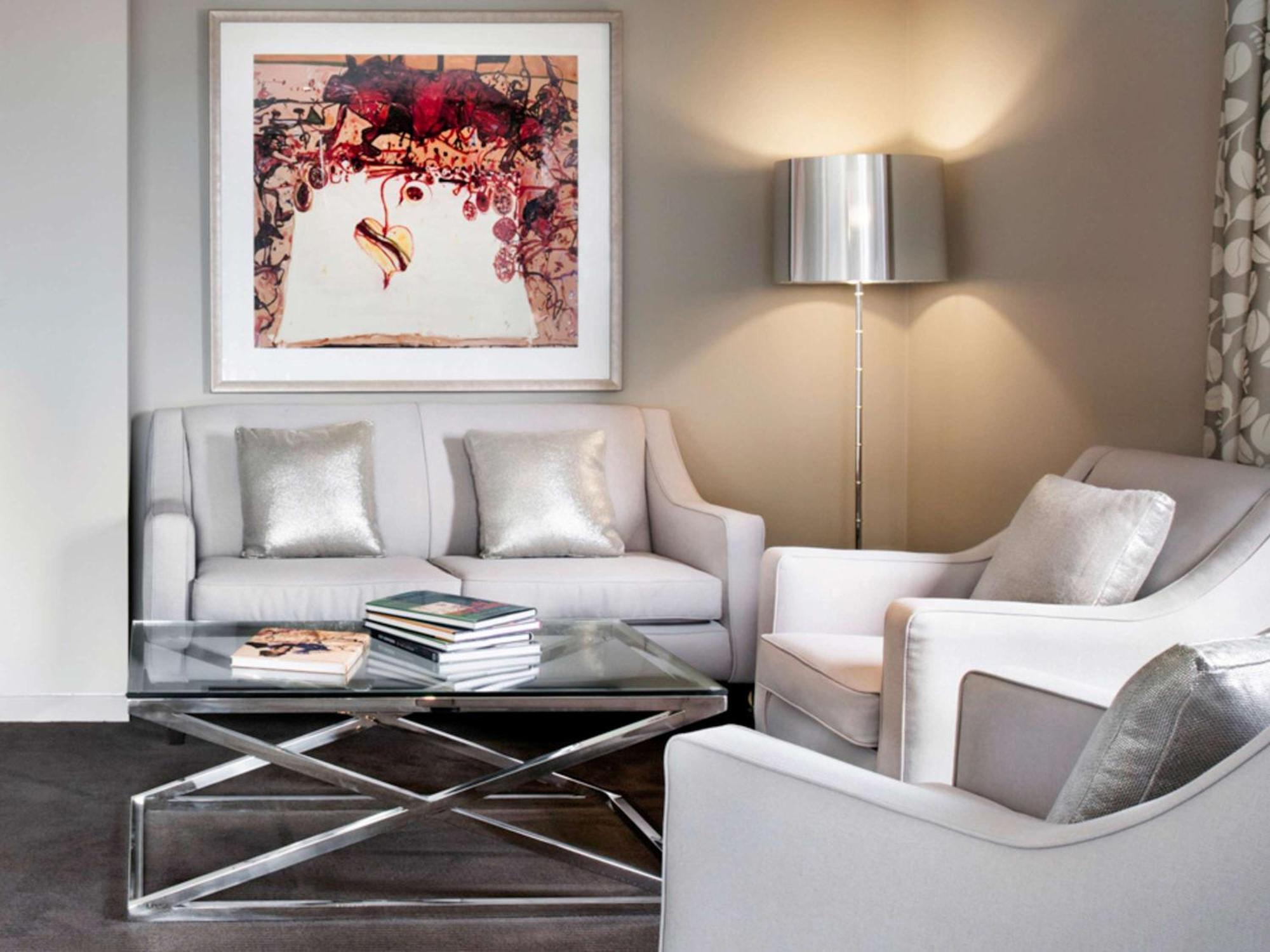 The Olsen Melbourne Art Series Kültér fotó A living room with a floor lamp