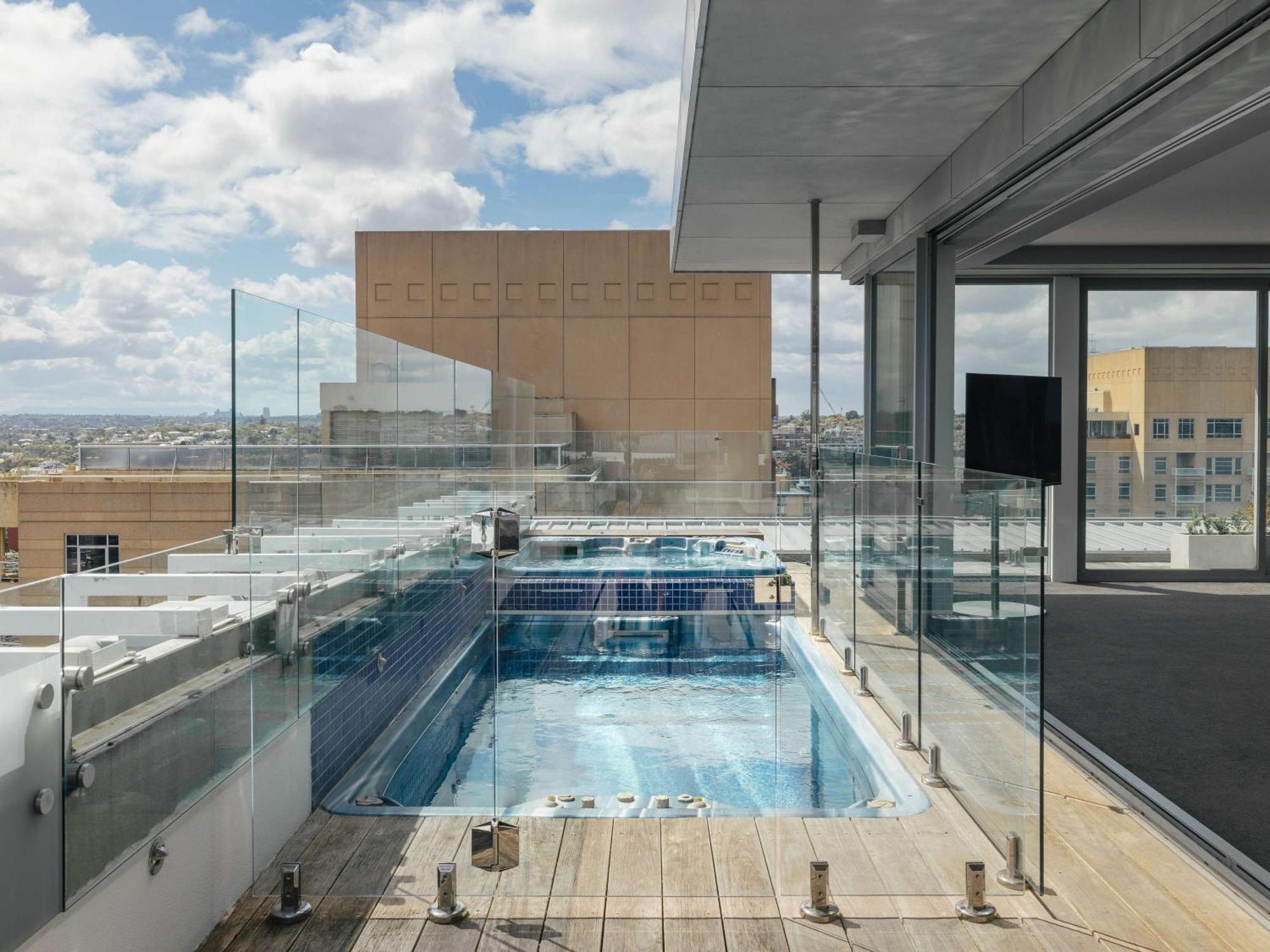 The Olsen Melbourne Art Series Kültér fotó The rooftop pool at the hotel
